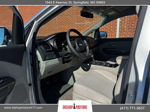Used 2017 Kia Sedona LX image 11
