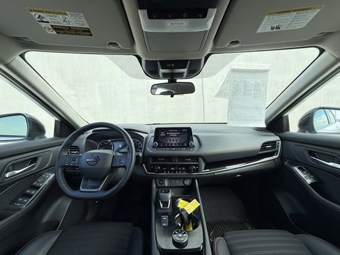 Used 2025 Nissan Rogue SV image 6