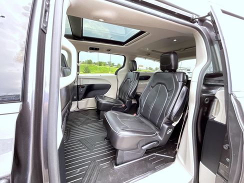 Used 2020 Chrysler Pacifica Limited FWD image 19