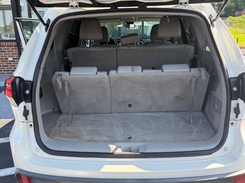 Used 2019 Toyota Highlander LE FWD image 18
