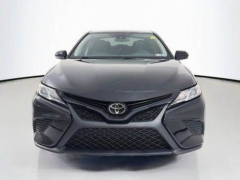 Used 2019 Toyota Camry SE image 2