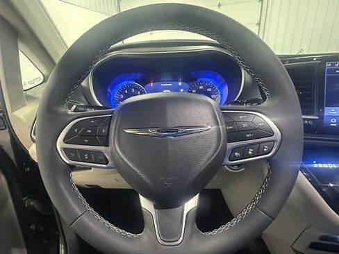 Used 2022 Chrysler Pacifica Touring-L FWD image 44