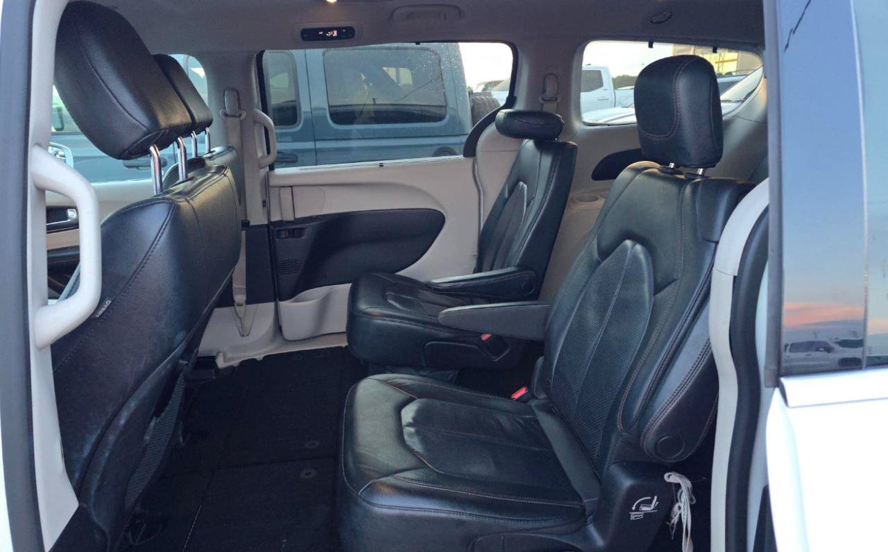 Used 2019 Chrysler Pacifica Touring-L FWD image 15