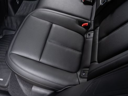 Certified 2026 Porsche Macan AWD/4WD image 37