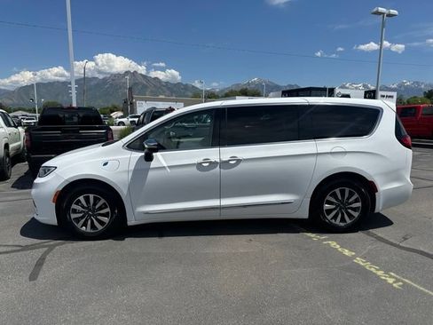 Used 2023 Chrysler Pacifica Limited FWD image 7
