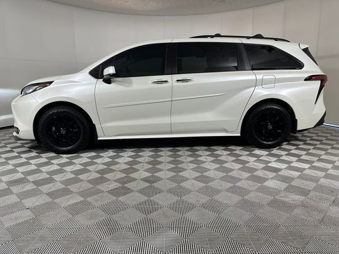 Used 2021 Toyota Sienna XLE image 2