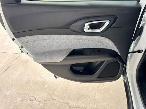 Used 2024 Jeep Compass Latitude image 23