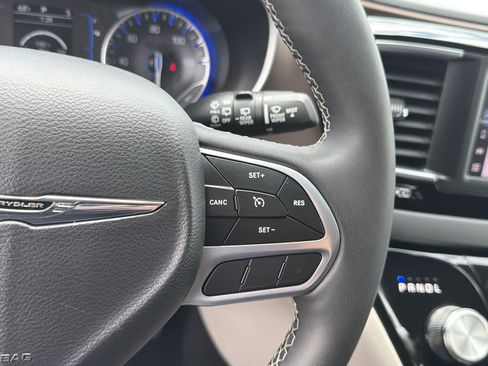 Used 2023 Chrysler Voyager LX FWD image 17
