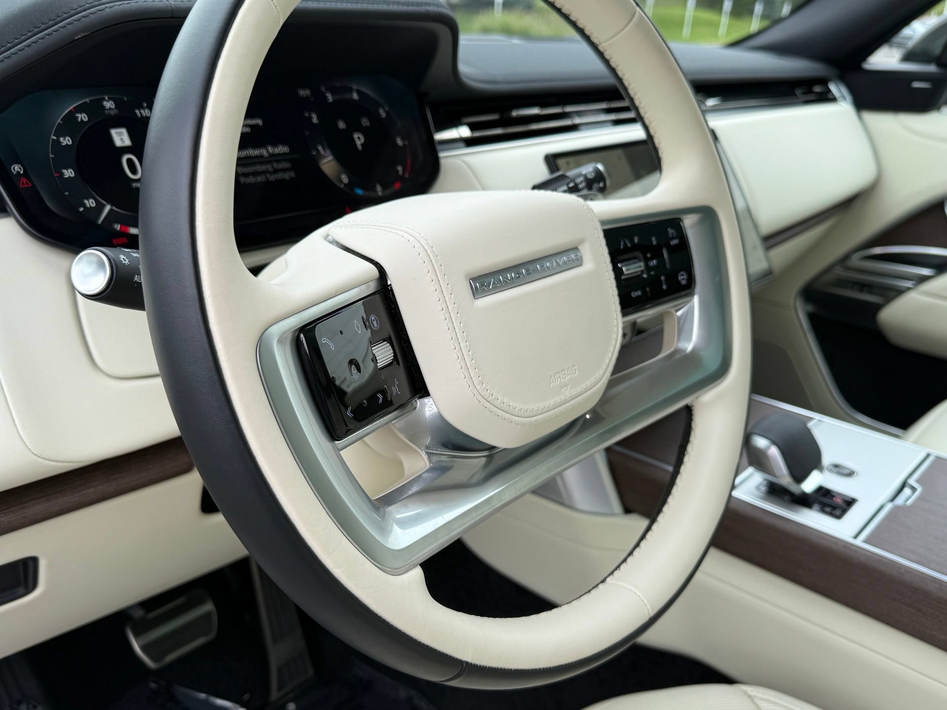 Certified 2025 Land Rover Range Rover SE AWD/4WD image 16