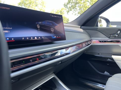 Used 2023 BMW 760i xDrive AWD/4WD image 30