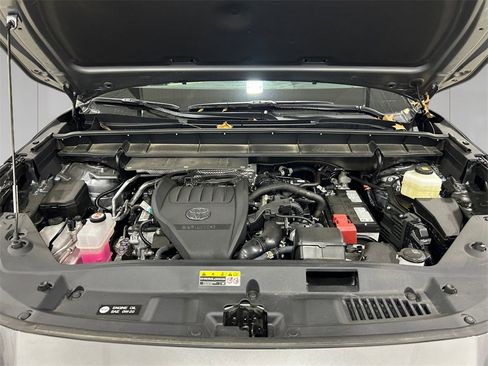 Used 2025 Toyota Highlander XLE image 20