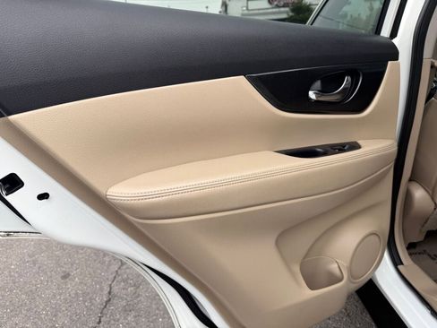 Used 2014 Nissan Rogue SL image 22