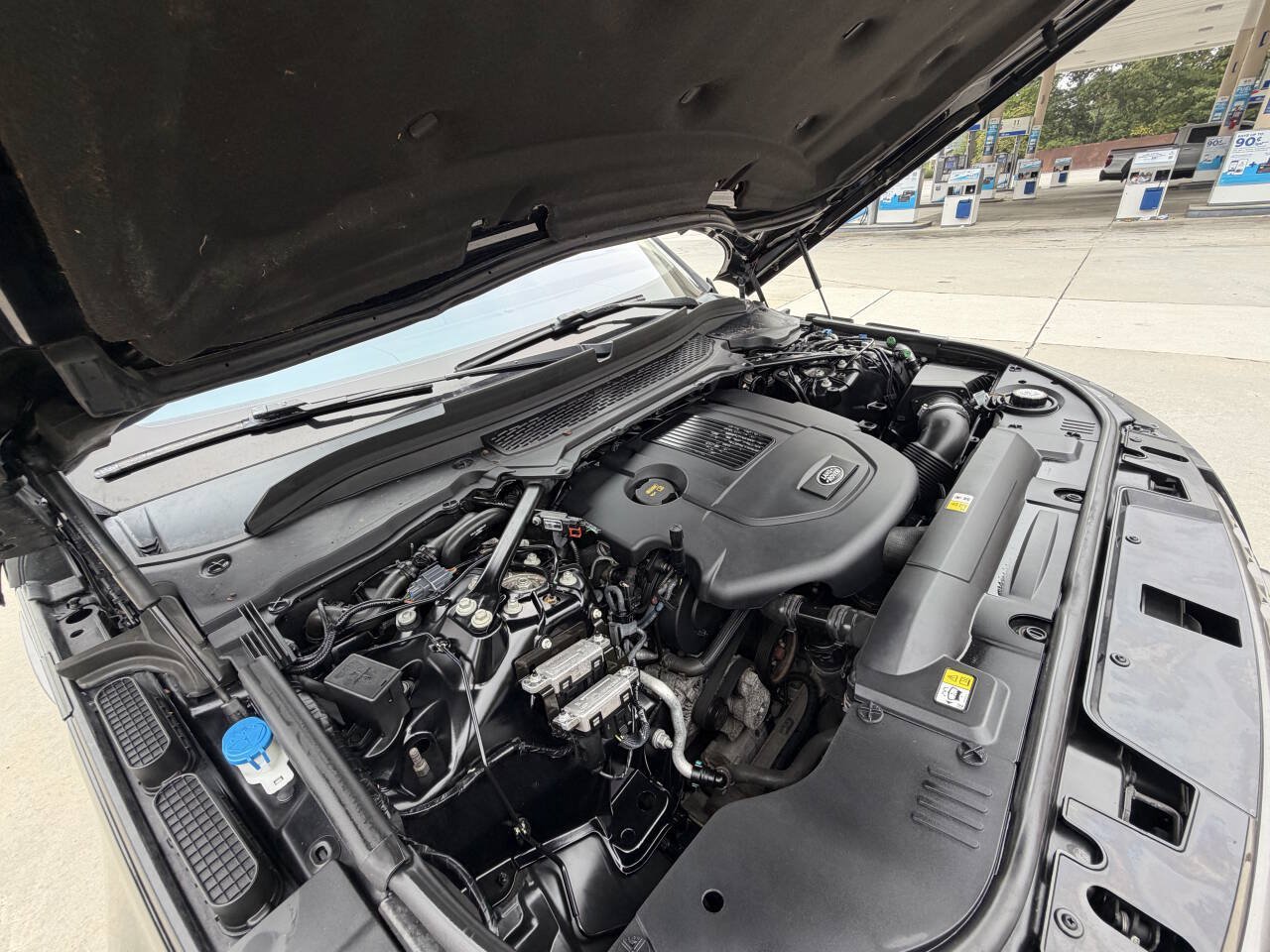 Used 2017 Land Rover Range Rover Sport SE AWD/4WD image 30