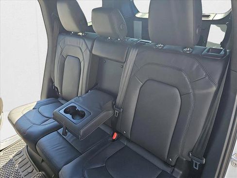 New 2025 Land Rover Defender 110 X-Dynamic SE image 15