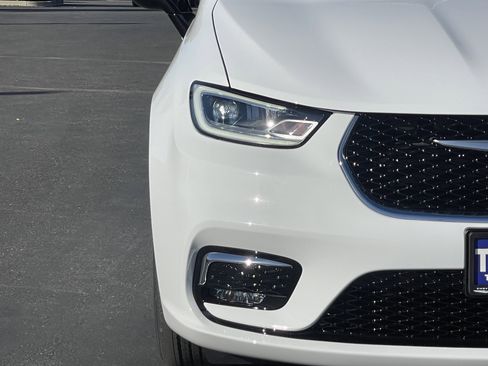 New 2026 Chrysler Pacifica Select image 5