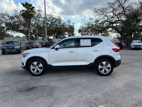 Used 2022 Volvo XC40 T5 Momentum image 3
