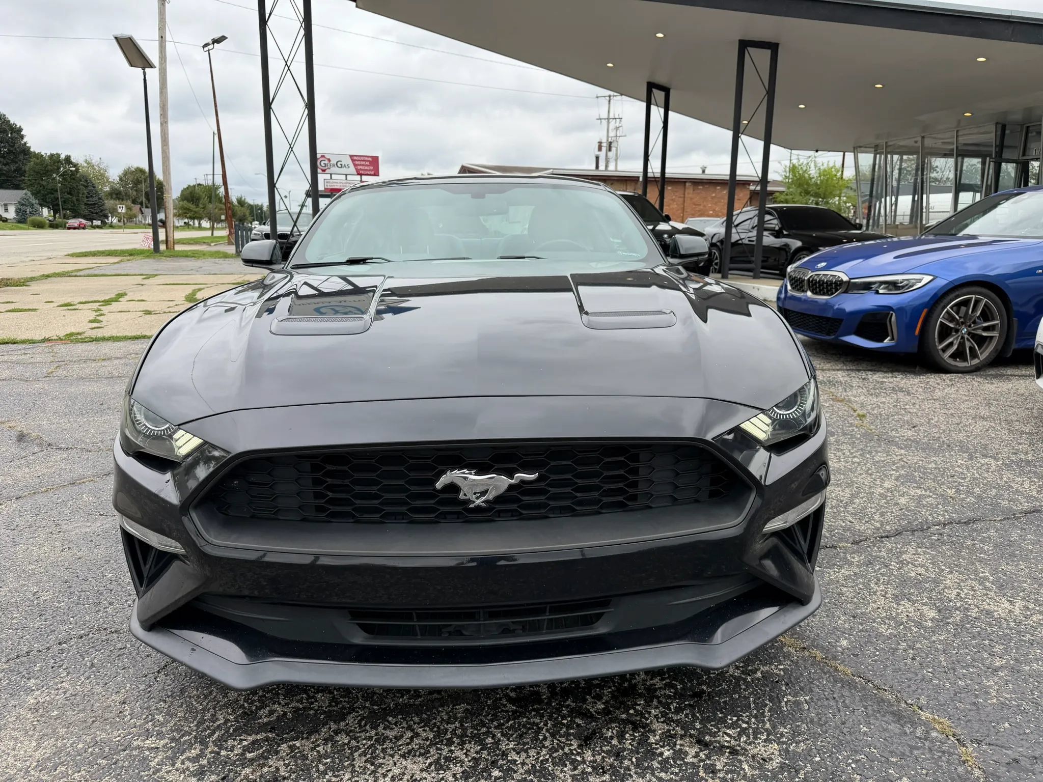 Used 2018 Ford Mustang Coupe RWD image 2