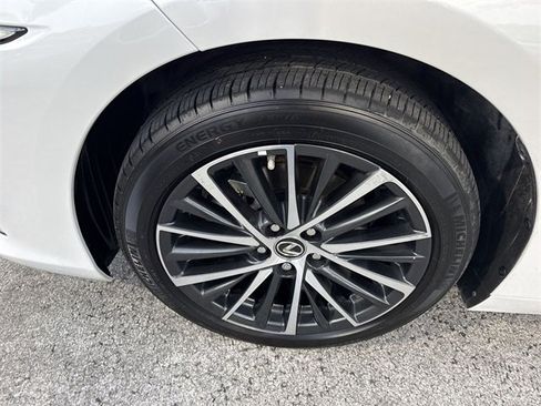 Used 2024 Lexus ES 300h w/ Premium Package image 10