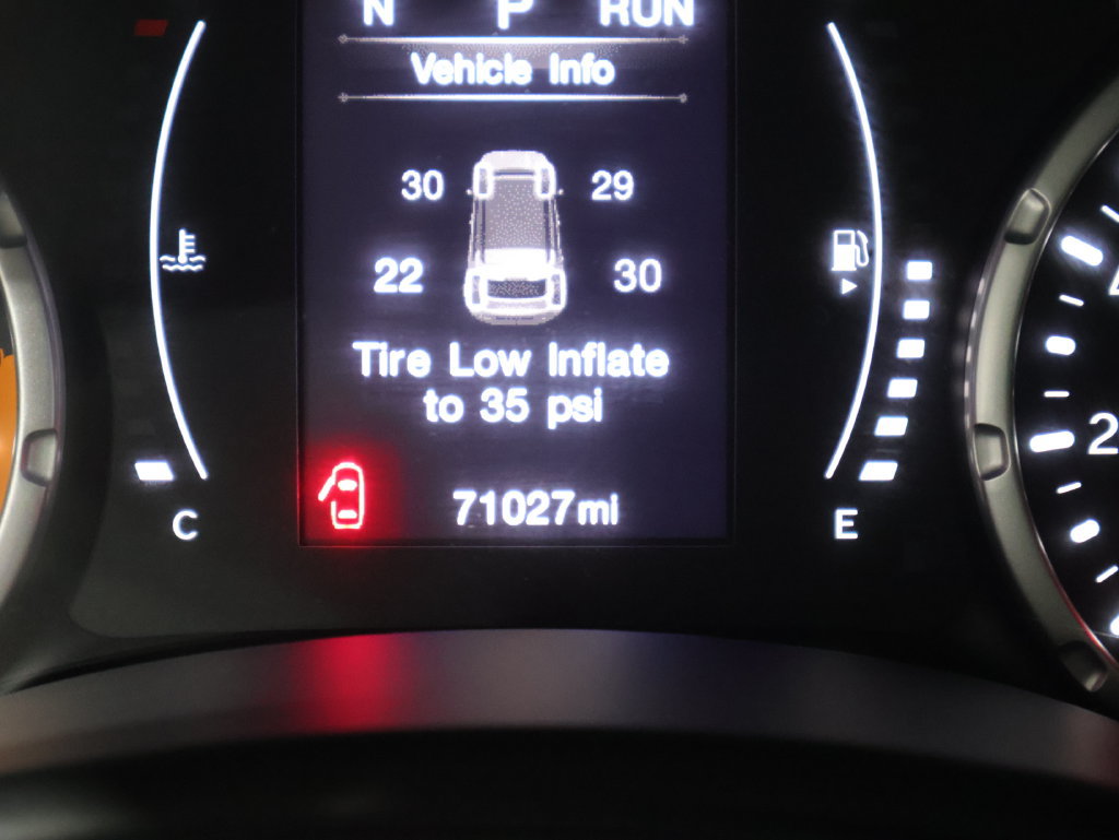 Used 2016 Jeep Renegade Latitude AWD/4WD image 38