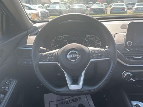 Used 2025 Nissan Altima 2.5 SV FWD image 8
