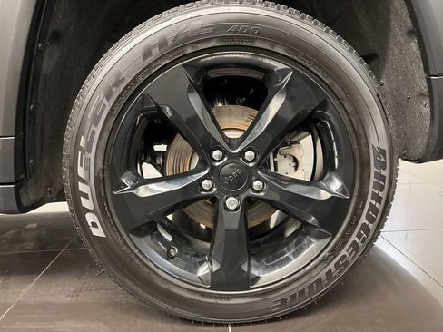 Used 2025 Jeep Grand Cherokee Altitude AWD/4WD image 7
