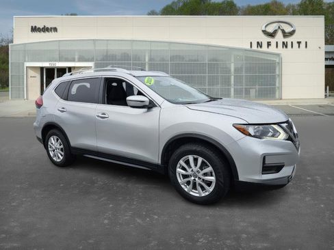 Used 2020 Nissan Rogue SV image 2