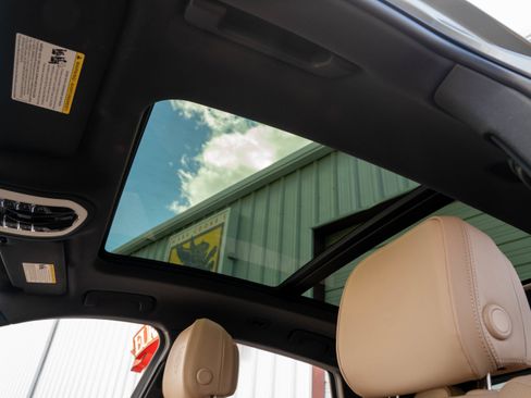 Certified 2025 Porsche Macan image 36