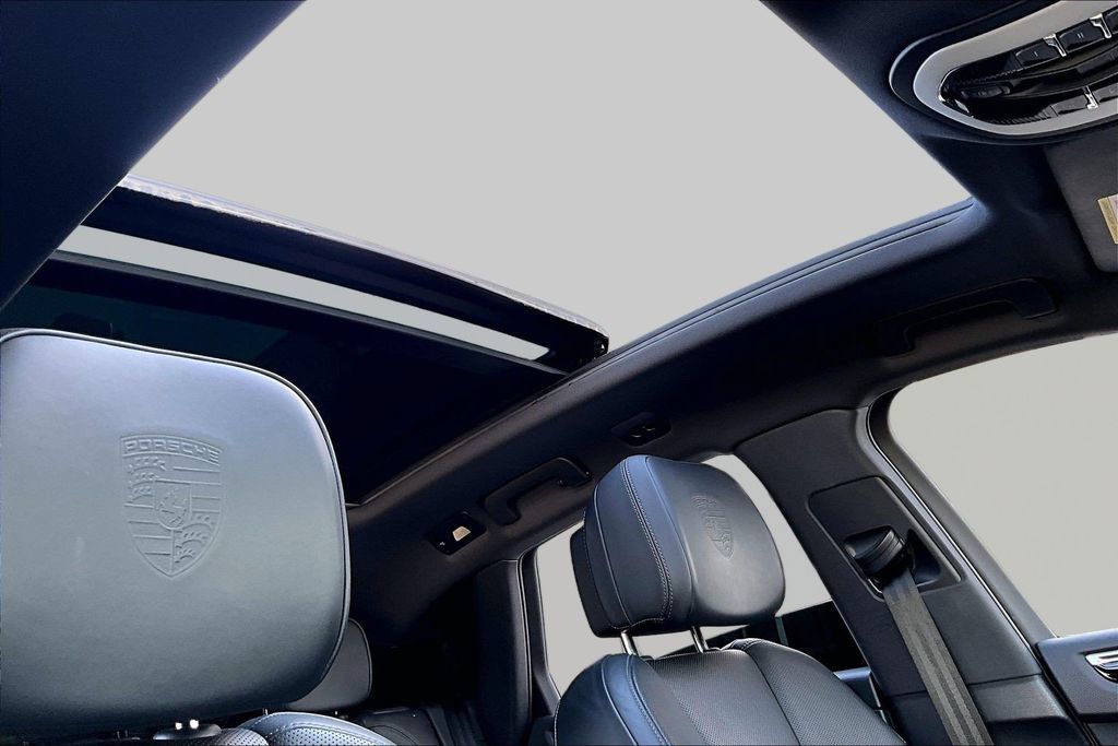Used 2024 Porsche Macan AWD/4WD image 22