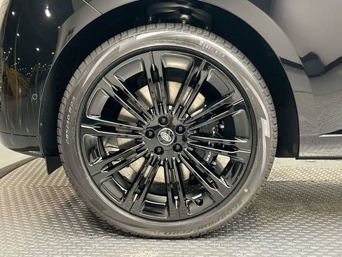Used 2024 Land Rover Range Rover SE AWD/4WD image 2