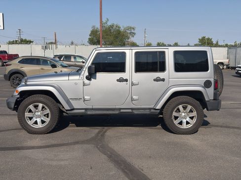 Used 2013 Jeep Wrangler Unlimited Sahara w/ Connectivity Group AWD/4WD image 4