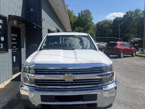 Used 2018 Chevrolet Silverado 2500 W/T RWD image 2