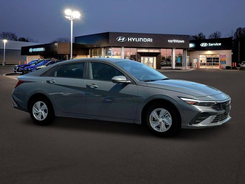 New 2025 Hyundai Elantra SE w/ Cargo Package image 10