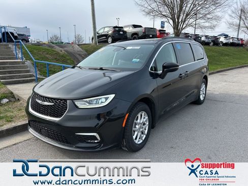 Used 2022 Chrysler Pacifica Touring-L image 1