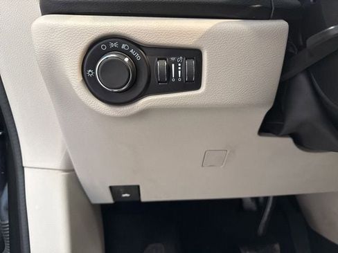 Used 2022 Chrysler Voyager LX image 24