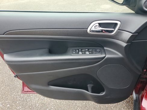 Used 2018 Jeep Grand Cherokee Laredo image 25