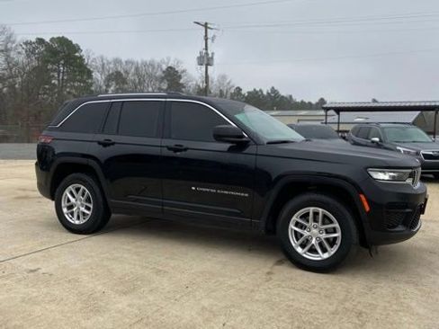 Used 2023 Jeep Grand Cherokee Laredo image 3