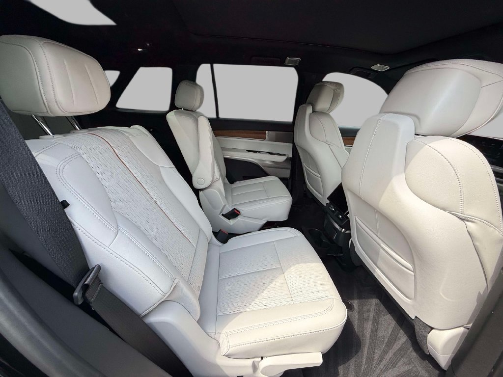 Certified 2026 Cadillac Vistiq Luxury AWD/4WD image 16