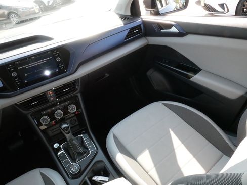 Used 2023 Volkswagen Taos SE w/ Panoramic Sunroof Package AWD/4WD image 11