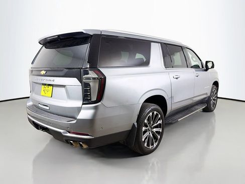 Used 2025 Chevrolet Suburban High Country AWD/4WD image 6