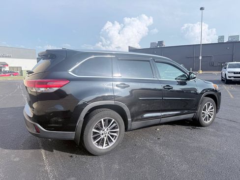 Used 2019 Toyota Highlander XLE AWD/4WD image 6