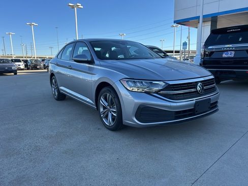 Used 2024 Volkswagen Jetta SE image 4