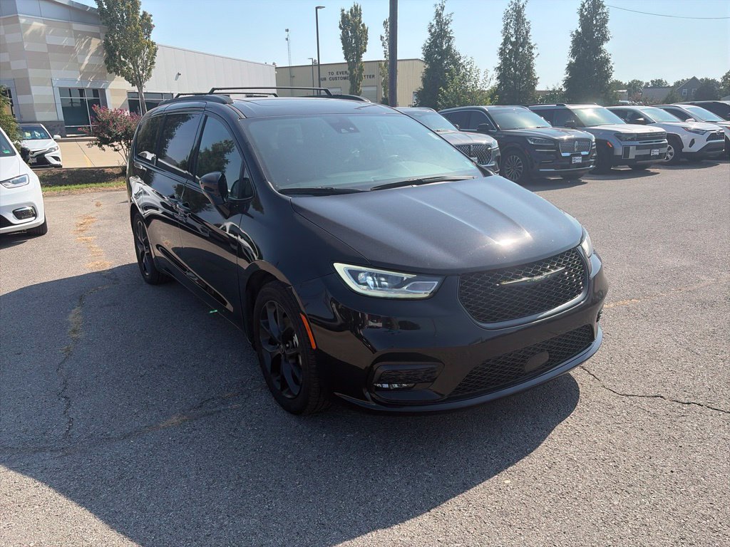 Used 2025 Chrysler Pacifica Limited FWD image 8
