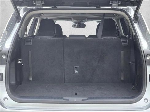 Used 2022 Toyota Highlander XLE image 6