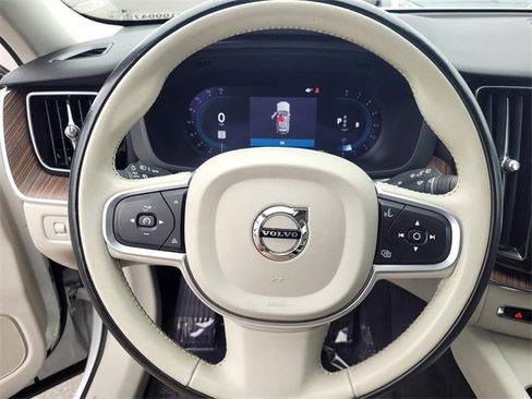 Used 2022 Volvo XC60 B5 Momentum image 25