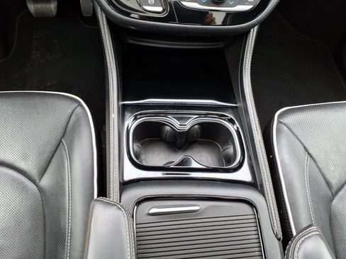 Used 2022 Chrysler Pacifica Limited w/ S Appearance Package FWD image 17