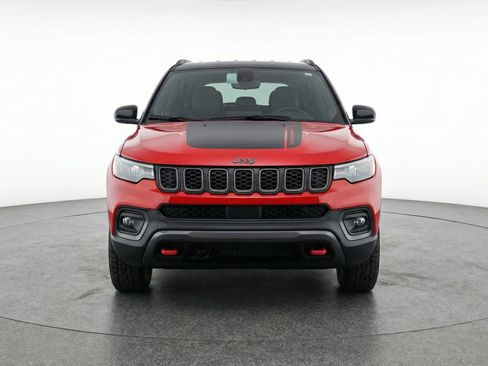 Used 2025 Jeep Compass Trailhawk AWD/4WD image 2