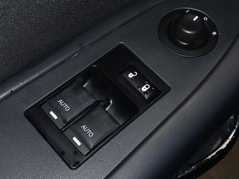 Used 2013 Dodge Challenger SXT image 27