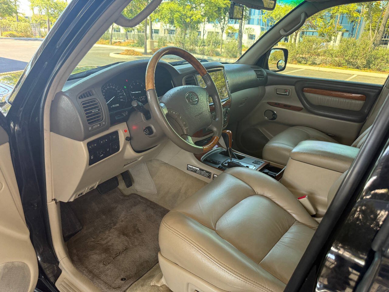 Used 2006 Lexus LX 470 4WD w/ Preferred Accessory Pkg image 8