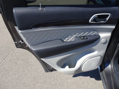 Used 2019 Jeep Grand Cherokee Summit AWD/4WD image 17