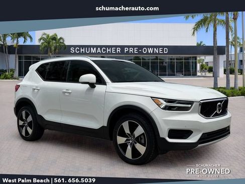 Used 2020 Volvo XC40 T4 Momentum FWD image 1